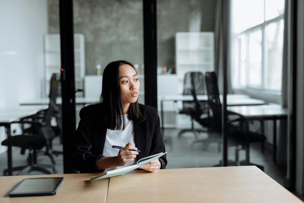 Femme en solitude choisie écrivant dans un carnet